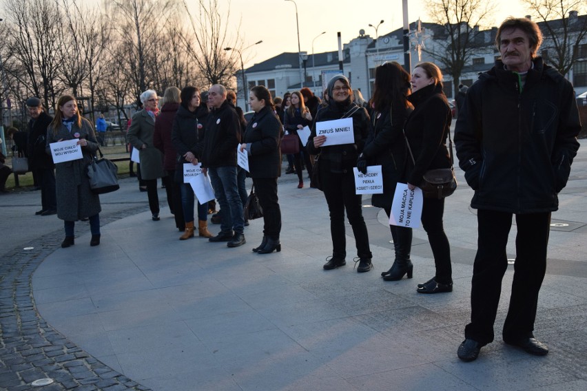 Strajk Kobiet w Zawierciu: Jarosław kobiety zostaw! Manifestacja w Dzień Kobiet ZDJĘCIA