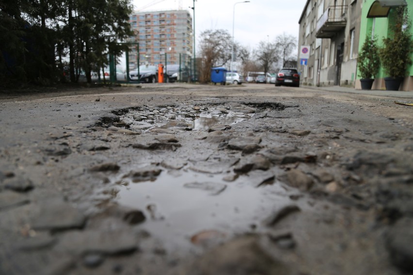 Po tak dziurawych ulicach muszą jeździć kierowcy w Krakowie. Część z nich czeka remont