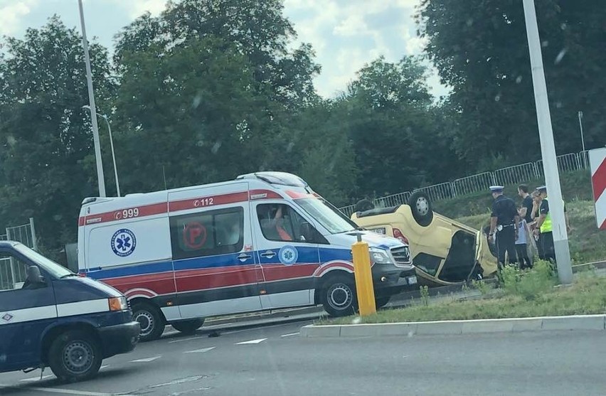 Wypadek na al. Mazowieckiego w Lublinie. Na miejscu dachował chevrolet 