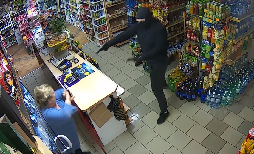 Napad na sklep w Pinczynie. Zamaskowany złodziej groził bronią, przegoniła go ekspedientka przy pomocy mopa [wideo]