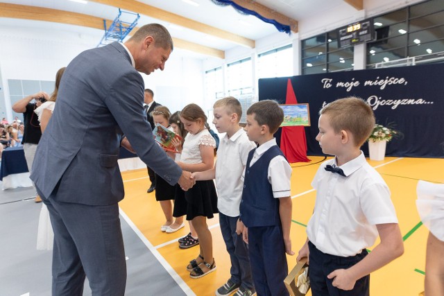 Dyplomy i nagrody w trakcie wydarzenia wręczał minister Piontkowski. Wakacje w Podlaskiem rozpoczęło blisko 150 tysięcy dzieci.