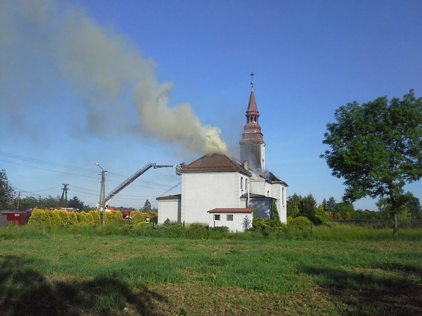 Spłonął dach byłego kościoła w Nieboczowach