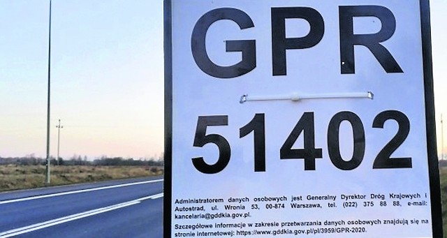 Przy drogach krajowych rozwieszono tablice informujące o pomiarze ruchu, z adnotacją o warunkach przetwarzania danych osobowych