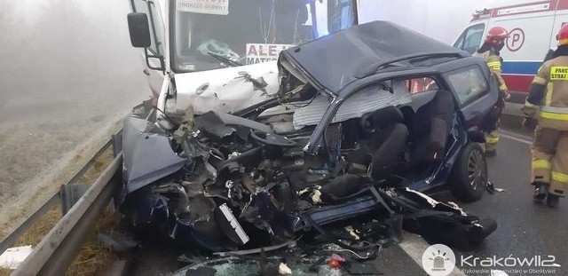 Zdjęcia ze zderzenia busa z samochodem osobowym, do którego doszło 19 grudnia pod Wieliczką