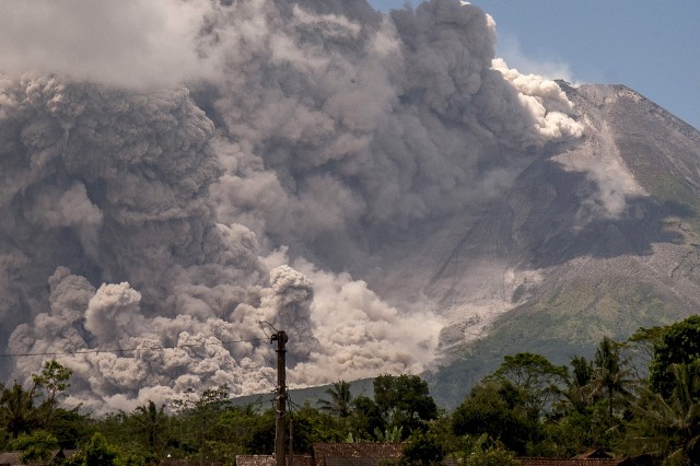 Erupcja wulkanu Merapi w 2010 roku zabiła ponad 350 osób.