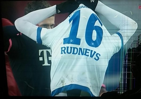 Robert Lewandowski i Artjoms Rudnevs po meczu HSV Hamburg - Bayern Monachium