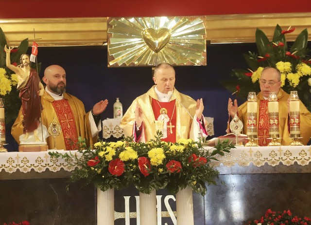 Uroczystej Mszy Świętej w kościele przy ulicy Miłej przewodniczył biskup Marek Solarczyk.