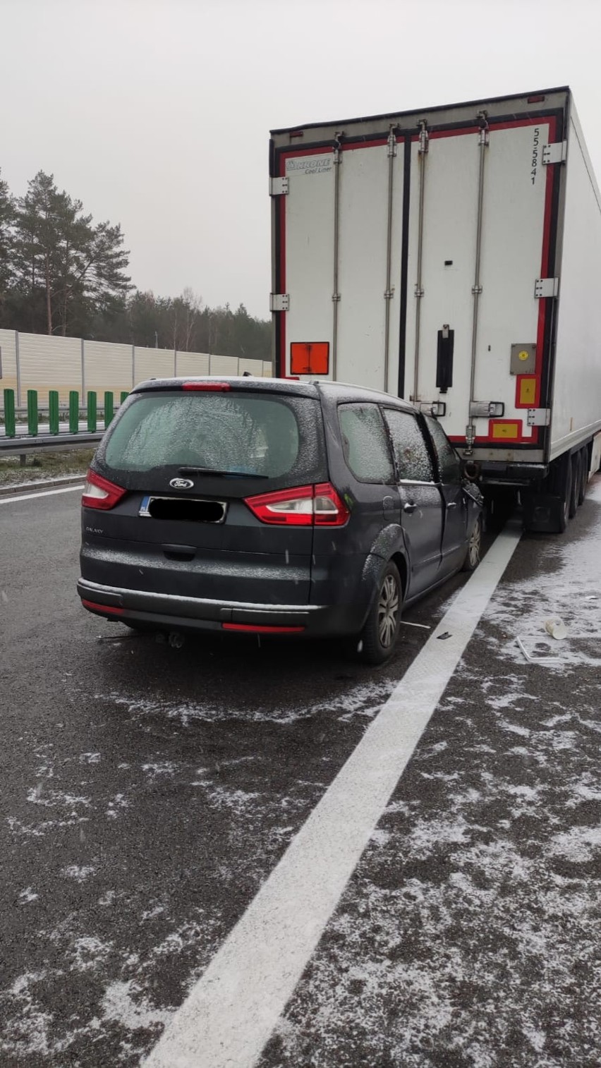 Do uderzenia osobówki w tył naczepy TIR-a doszło na drodze...