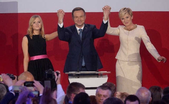 Andrzej Duda, nowy prezydent Polski, z żoną i córką podczas wieczoru wyborczego