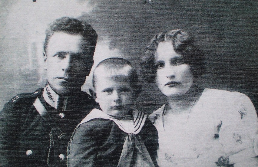 Feliks Madej z żoną Zofią i synem Tadeuszem w Zofiówce. Nie...