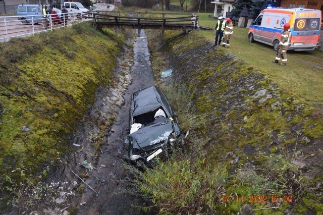 Wypadek w Łopusznej. Auto wpadło do potoku. Kierowca był pijany, a pasażer trafił do szpitala. Tam niestety zmarł