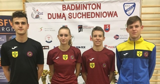 Ekipa Stali Nowa Dęba na badmintonowych kortach w Suchedniowie, od lewej: Patryk Kopeć, Beata Mycek, Jakub Suszyński i Tymoteusz Malik.