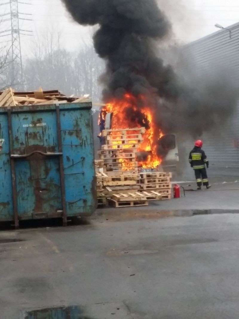 Pożar samochodu dostawczego przy ul. Wydawniczej [zdjęcia]