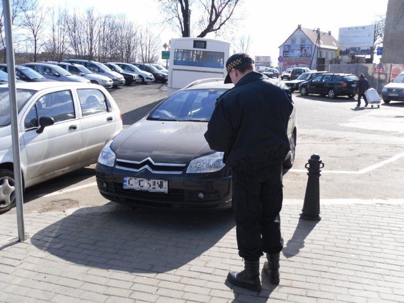 Policjanci i straznicy karali kierowców za zle parkowanie.