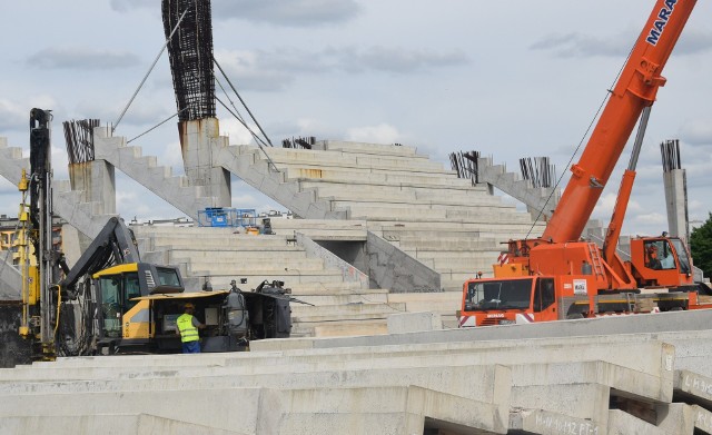 Przy ulicy Struga 63 w Radomiu trwa budowa nowego stadionu dla Radomiaka.W poniedziałek odbyła się wyjazdowe posiedzenie Komisji do spraw budowy Radomskiego Centrum Sportu. W pierwszej części odbyła się wizytacja hali sportowej, w drugiej stadionu piłkarskiego. Generalny wykonawca firma Betonox informuje, że stadion jest na dzień dzisiejszy wykonany w 30 procentach. ZOBACZ NAJŚWIEŻSZE ZDJĘCIA Z BUDOWY STADIONU PIŁKARSKIEGO>>>