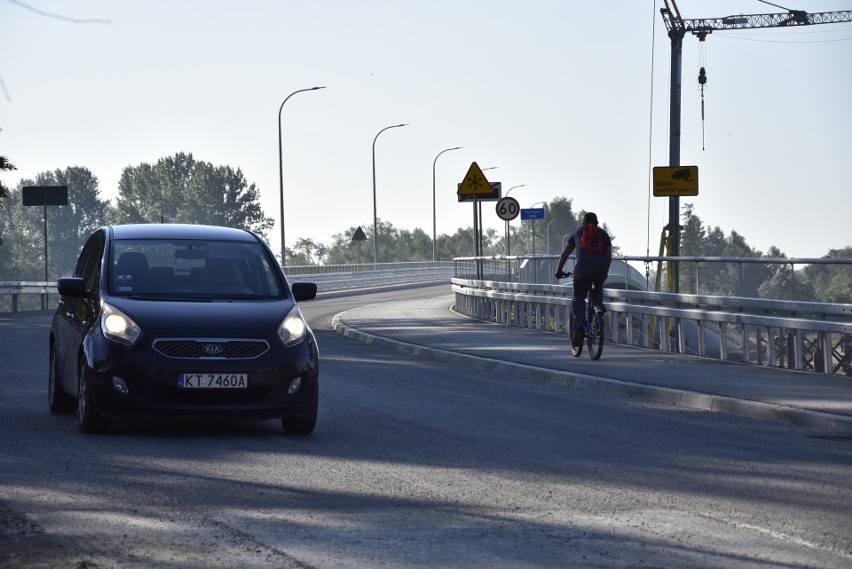 Most w Ostrowie jest już przejezdny. Ale ruch pojazdów tuż...