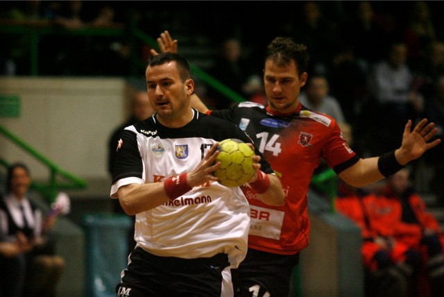 23.02.2013 legnica mecz ekstraklasa pilka reczna siodemka miedz legnicy - mmts kwidzyn 19  : 30 zawodnicy miedzianka w bialych strojach ..gazeta wroclawska..piotr krzyzanowski/polskapresse..