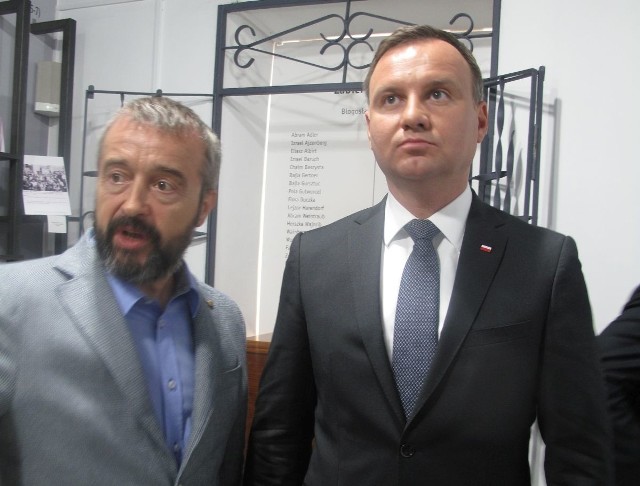 Prezydenta Andrzeja Dudę oprowadził po wystawie jej twórca Bogdan Białek, szef Stowarzyszenia im. Jana Karskiego w Kielcach.