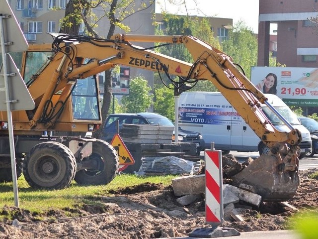 Już od kilku dni maszyny budowlane rozkopują najbliższe otoczenie skrzyżowania ulic Sienkiewicza oraz Sikorskiego.