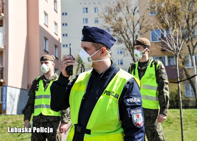 Policjanci dziękują mieszkańcom za odpowiedzialne podejście do sprawy i pozostanie w domach.