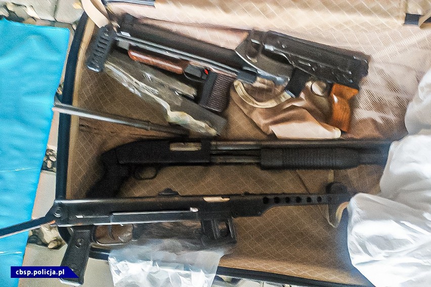 Rzeszowscy policjanci CBŚP zlikwidowali magazyn broni w Jaworznie na Śląsku [ZDJĘCIA, WIDEO]