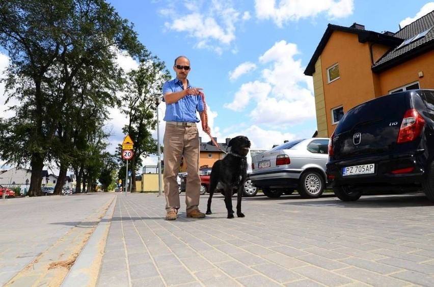 Roman Kaczmarek pokazuje psa, który miał zdewastować w...