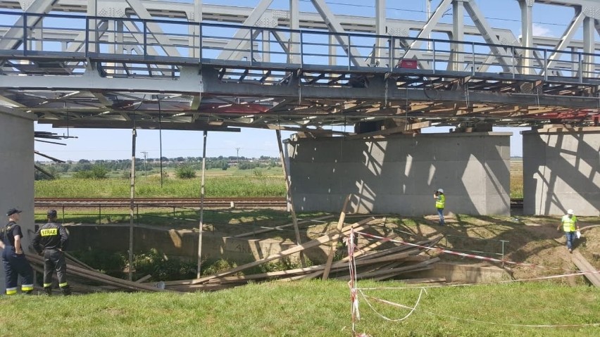 Runęło podwieszane rusztowanie w czasie prac konserwatorskich na wiadukcie kolejowym w Tczewie. Rannych 5 osób