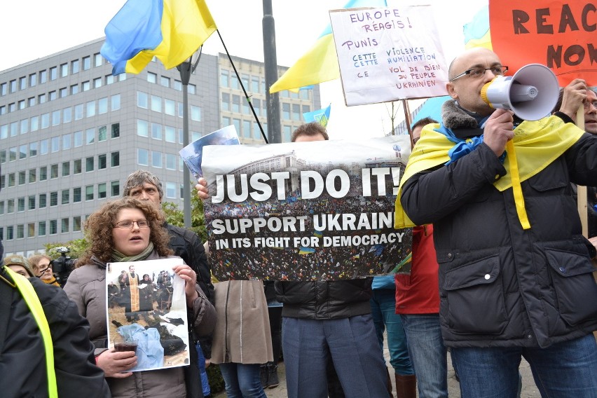 Manifestacja przed budynkiem Rady UE w Brukseli ws. sytuacji na Ukrainie