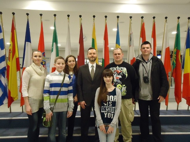 Uczniowie wraz z opiekunami na spotkaniu z posłem Jarosławem Wałęsą w PE.