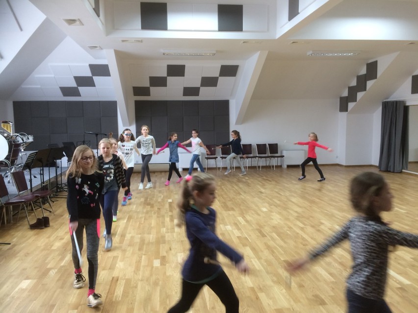 Dominikowice. Najmłodsza grupa mażoretek przygotowuje się do występów. Trening to żmudna praca!