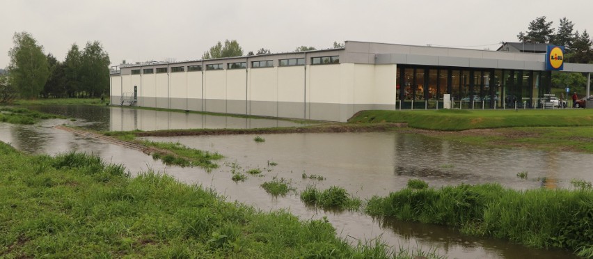 Teren w pobliżu nowego Lidla w Katowicach zalany!...