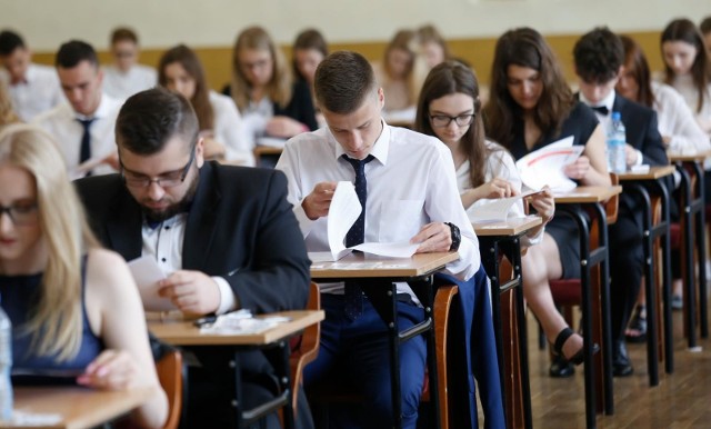 Wyniki matura 2018. Uczniowie szkół średnich egzamin dojrzałości mają już za sobą. Teraz nie pozostaje im nic innego, jak oczekiwać na wyniki. A te już tej nocy!