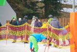 Miłośnicy białego szaleństwa nie tracą werwy. Mimo niesprzyjającej aury na stokach w Krynicy-Zdroju roi się od narciarzy