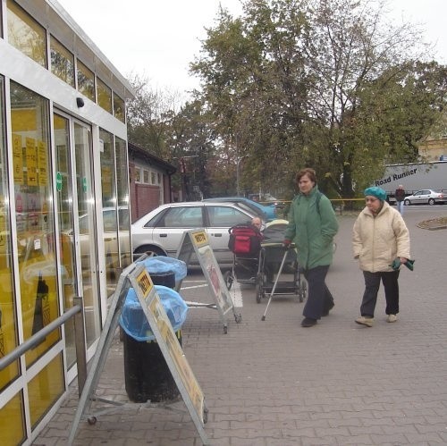 Klienci Netto nie czują się bezpieczni, gdy wychodzą ze sklepu z zakupami. - Ochrona powinna czasem wyściubić nos i przegonić z parkingu tych, którzy nas zaczepiają! - mówią.