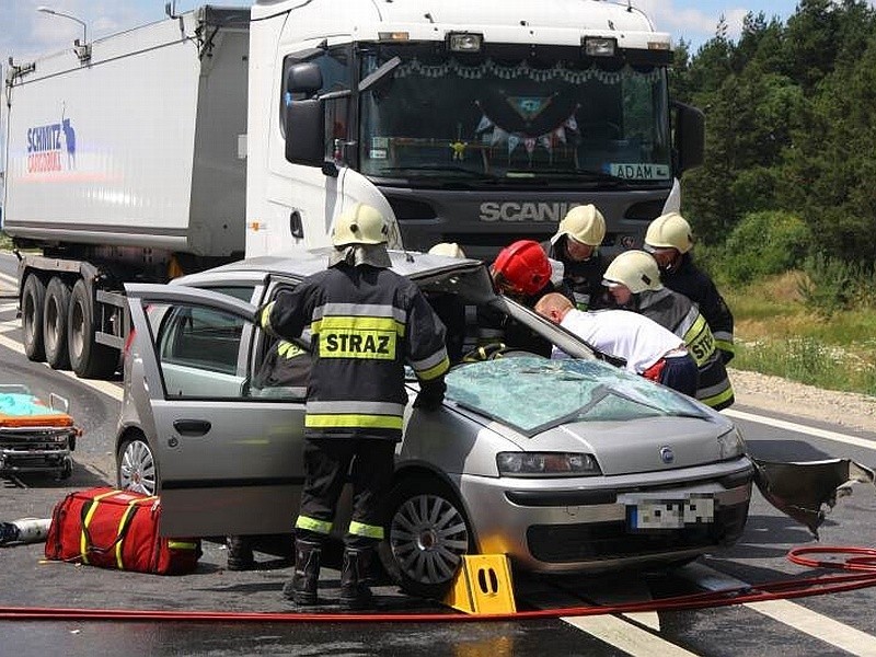 Najprawdopodobniej na skutek zawracania przez kierowce fiata...