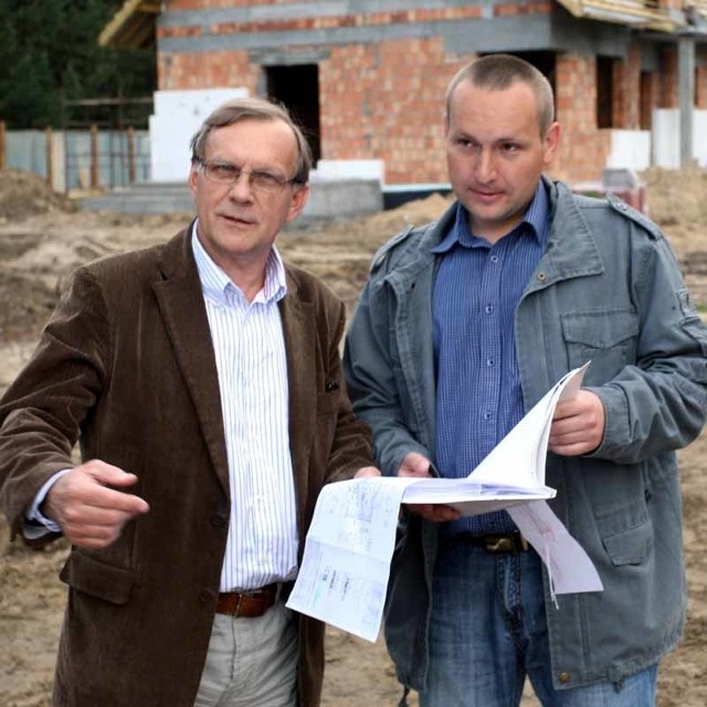 Wszystko idzie zgodnie z harmonogramem - zapewniają Ryszard Matłowski, inspektor nadzoru (z lewej) i Marcin Sawicki, kierownik budowy