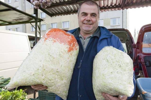 Targowisko w Koszalinie. Nadszedł czas kiszenia kapusty10-kilowy worek szatkowanej kapusty z marchwią kosztował - jak wszędzie na rynku - 12 zł.