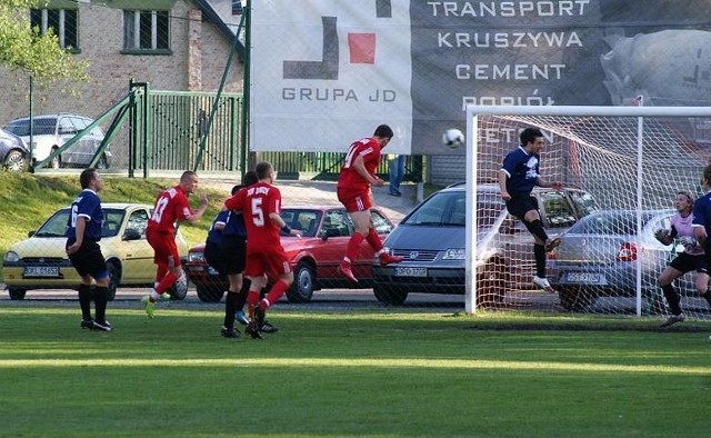 Prezentujemy wyniki oraz strzelców bramek w spotkaniach 18. kolejki w obu grupach klasy okręgowej. Warto tym bardziej, że podział rozgrywek od wiosny na grupy mistrzowskie i spadkowe daje mnóstwo emocji na koniec jesieni. Przypomnijmy, iż do grup mistrzowskich awans uzyska po  osiem drużyn z każdej strefy.