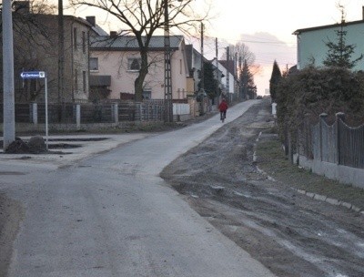 Na wąskiej ulicy jest naprawdę niebezpiecznie.