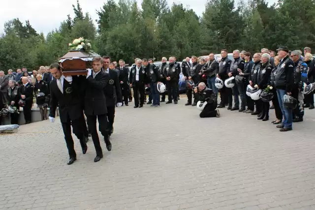 Lekarz Wojciech Zalewski nie żyje. Pogrzeb odbył się na cmentarzu w Karakulach