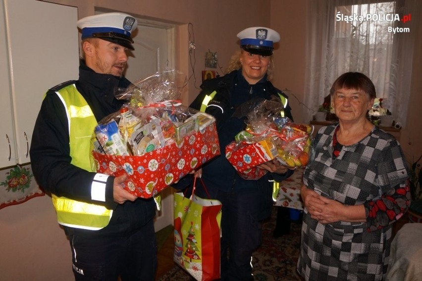 Policjanci z Bytomia w Wigilię przynieśli prezenty...