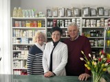 Sklep "Bliżej Natury" w Lesznie ma już 40 lat! Klienci kupują tam ziołowe herbaty podawane z uśmiechem