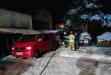 Pożar pomieszczenia gospodarczego w Kadzidle. Strażacy szybko ugasili pożar