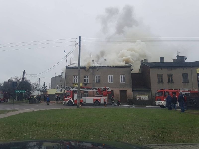 Pożar na ul. Śląskiej. Pali się kamienica [zdjęcia]