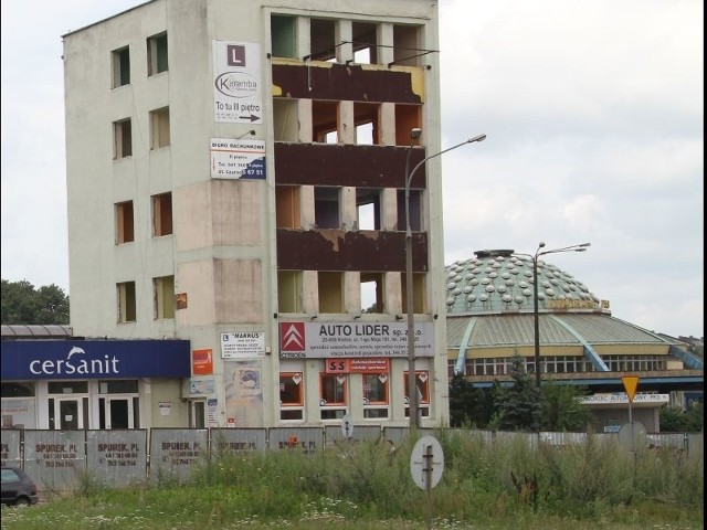 Budynek dawnego salonu sprzedaży Polmozbytu przy ulicy Czarnowskiej 22 w Kielcach będzie burzony od środy. W jego miejscu powstanie nowa ulica Żelazna.