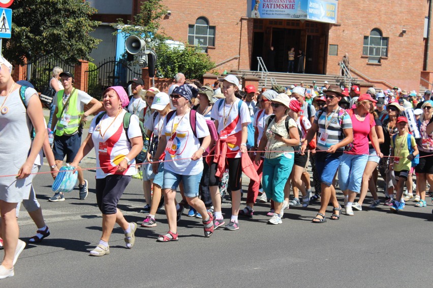 Chrzanów. Pielgrzymi w drodze na Jasną Górę. Przed nimi ostatnie 50 km  [ZDJĘCIA]