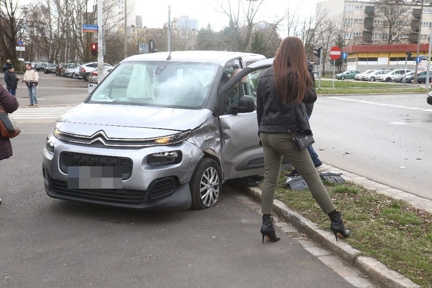 Wypadek na rondzie Żołnierzy Wyklętych. Kobieta wjechała na czerwonym świetle