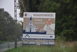 Bilboardy z wyluzowanym papieżem robiącym "lornetkę" reklamują Wadowice na Tik-Toku