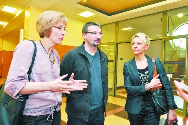 Urszula Iwaniuk (z lewej) i Waldemar Łakus &#8211; nauczyciele z XVI LO, oraz Beata Marculewicz, przewodnicząca rady rodziców, przyszli na wczorajszą sesję radnych bronić swojej szkoły