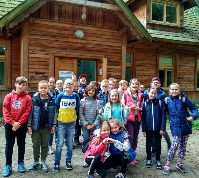 Dzieci spędzające wakacje w Centrum Nauki i Zabawy Bajka zwiedzały między innymi Muzeum Wsi Radomskiej.